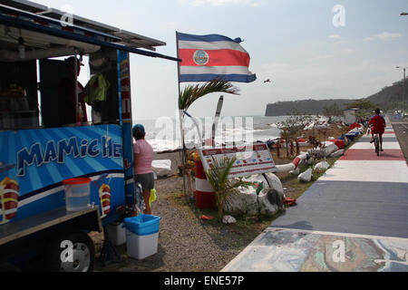 Caldera, Costa Rica. Il 3 maggio, 2015. Fornitori lavora presso una spiaggia dopo la fuoriuscita di nitrato di ammonio nella Caldera, Costa Rica, il 3 maggio 2015. Costa Rica di emergenze nazionali la Commissione ha annunciato una red alert domenica dopo la fuoriuscita di 180 tonnellate di nitrato di ammonio nelle acque del Pacifico centrale costa del paese centroamericano. © Kent Gilbert/Xinhua/Alamy Live News Foto Stock