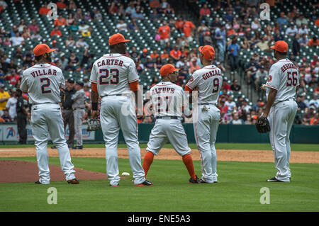 Houston, TX, Stati Uniti d'America. 03 Maggio, 2015. Astros infielders attendere l' esito di instant replay durante la MLB baseball gioco tra Houston Astros e il Seattle Mariners dal Minute Maid Park a Houston, TX. Rudy Hardy/CSM/Alamy Live News Foto Stock