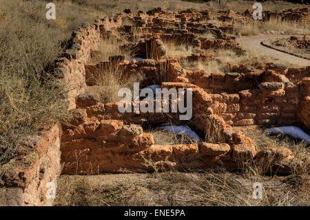 Rovine del Tyuonyi (Que-weh-nee) pueblo al Bandelier National Monument vicino a Los Alamos, Nuovo Messico. Foto Stock