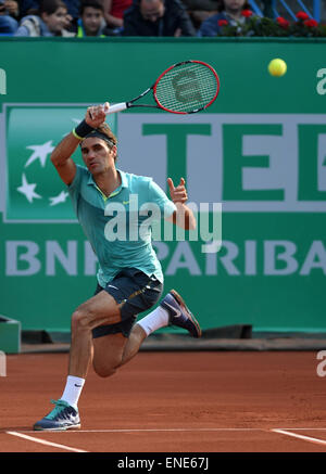 Istanbul, Turchia. Il 3 maggio, 2015. Roger Federer restituisce la sfera durante gli Uomini Singoli finale contro Pablo Cuevas dell Uruguay al 2015 ATP World Tour Istanbul aperti in Istanbul, Turchia, il 3 maggio 2015. Roger Federer ha vinto 2-0. © Egli Canling/Xinhua/Alamy Live News Foto Stock