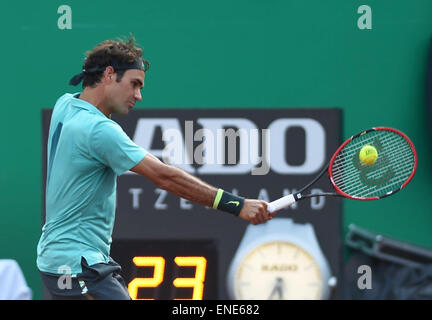 Istanbul, Turchia. Il 3 maggio, 2015. Roger Federer restituisce la sfera durante gli Uomini Singoli finale contro Pablo Cuevas dell Uruguay al 2015 ATP World Tour Istanbul aperti in Istanbul, Turchia, il 3 maggio 2015. Roger Federer ha vinto 2-0. © Egli Canling/Xinhua/Alamy Live News Foto Stock