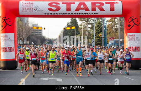 Toronto, Canada. Il 3 maggio, 2015. David Le Porho (2a L della prima riga) del Canada, il vincitore di uomini maratona in 2:21:53, si estende dalla linea di partenza con gli altri partecipanti durante il 2015 Goodlife Fitness maratona di Toronto in Canada, a Toronto, 3 maggio 2015. Più di 14.000 corridori provenienti da oltre 50 paesi e regioni hanno partecipato alla maratona, mezza maratona, 5K o il relè di domenica. Credito: Zou Zheng/Xinhua/Alamy Live News Foto Stock