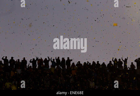 Buenos Aires, Argentina. Il 3 maggio, 2015. I sostenitori del Boca Juniors il tifo per il team durante il 2015 Argentina di prima divisione contro il River Plate in Diego J. Armando Stadium, Buenos Aires, capitale dell'Argentina, 3 maggio 2015. Boca Juniors ha vinto 2-0. © Alberto Raggio/Xinhua/Alamy Live News Foto Stock