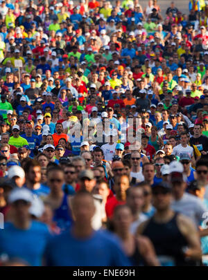 Toronto, Canada. Il 3 maggio, 2015. I partecipanti prendono parte al 2015 Goodlife Fitness maratona di Toronto in Canada, a Toronto, 3 maggio 2015. Più di 14.000 corridori provenienti da oltre 50 paesi e regioni hanno partecipato alla maratona, mezza maratona, 5K o il relè di domenica. Credito: Zou Zheng/Xinhua/Alamy Live News Foto Stock