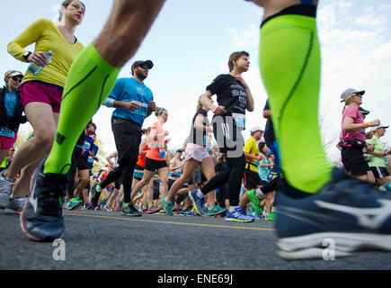 Toronto, Canada. Il 3 maggio, 2015. I partecipanti prendono parte al 2015 Goodlife Fitness maratona di Toronto in Canada, a Toronto, 3 maggio 2015. Più di 14.000 corridori provenienti da oltre 50 paesi e regioni hanno partecipato alla maratona, mezza maratona, 5K o il relè di domenica. Credito: Zou Zheng/Xinhua/Alamy Live News Foto Stock