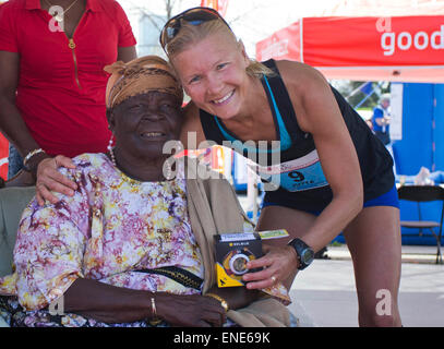 Toronto, Canada. Il 3 maggio, 2015. Merilainen (R) del Canada, il vincitore del femminile alla maratona di 3:00:44, pone con guest Sarah Obama, nonna di U.S. Il presidente Barack Obama, durante la cerimonia di premiazione del 2015 Goodlife Fitness maratona di Toronto in Canada, a Toronto, 3 maggio 2015. Più di 14.000 corridori provenienti da oltre 50 paesi e regioni hanno partecipato alla maratona, mezza maratona, 5K o il relè di domenica. Credito: Zou Zheng/Xinhua/Alamy Live News Foto Stock