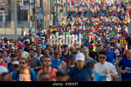 Toronto, Canada. Il 3 maggio, 2015. I partecipanti prendono parte al 2015 Goodlife Fitness maratona di Toronto in Canada, a Toronto, 3 maggio 2015. Più di 14.000 corridori provenienti da oltre 50 paesi e regioni hanno partecipato alla maratona, mezza maratona, 5K o il relè di domenica. Credito: Zou Zheng/Xinhua/Alamy Live News Foto Stock