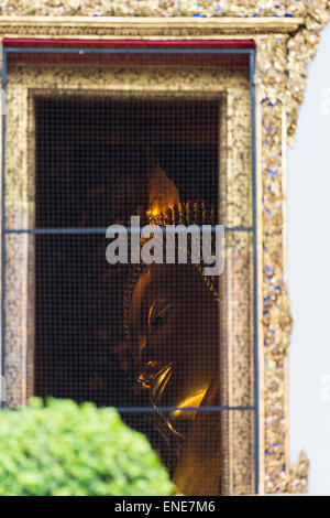 Buddha reclinato attraverso la finestra, Wat Pho tempio buddista, Bangkok, Thailandia, Asia Foto Stock