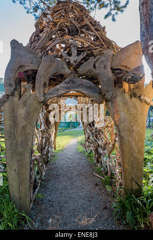 Driftwood arbor, Sooke Harbour House, Sooke, Isola di Vancouver, British Columbia, Canada Foto Stock