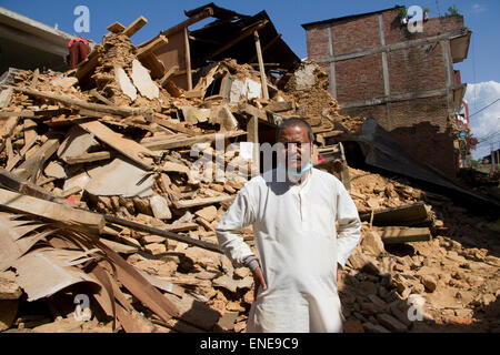 Il Nepal. Il 3 maggio, 2015. Un uomo si trova di fronte la sua casa distrutta in Chautara, Nepal. Una delle principali 7.9 terremoto ha colpito Kathmandu a metà giornata di sabato, ed è stata seguita da più scosse di assestamento che ha attivato le valanghe su Mt. Everest che seppellì gli alpinisti nei loro campi base. Credito: PixelPro/Alamy Live News Foto Stock