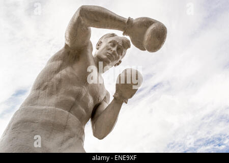 Statua virile boxer con guanti sferrare pugni Foto Stock