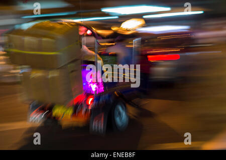 Sfocato di tuk-tuk a Patpong night market, Bangkok, Thailandia, Asia Foto Stock