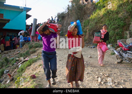 Il Nepal. Il 3 maggio, 2015. La gente a piedi con forniture per il soccorso in Chautara, Nepal. Una delle principali 7.9 terremoto ha colpito Kathmandu a metà giornata di sabato, ed è stata seguita da più scosse di assestamento che ha attivato le valanghe su Mt. Everest che seppellì gli alpinisti nei loro campi base. Credito: PixelPro/Alamy Live News Foto Stock