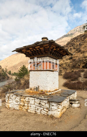 Il Bhutan Chorten stile o Stupa al Lhakhang Tamchhog, vicino a paro, Bhutan, Asia Foto Stock