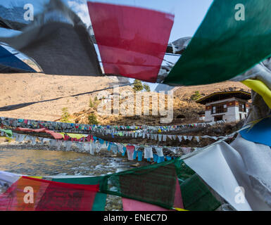 Tradizionale ponte di ferro a Tamchhog Lhakhang sulla strada da Paro a Thimphu, Bhutan, Asia Foto Stock