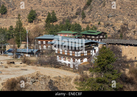 Agriturismi di piccole comunità agricole dalla principale autostrada Paro-Thimphu in Bhutan, Asia Foto Stock