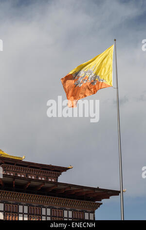 Bandiera del Bhutan a Trashi Chhoe Dzong, Thimphu, Bhutan, Asia Foto Stock