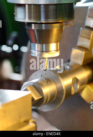 Close up della macchina fresatrice in funzionamento Foto Stock