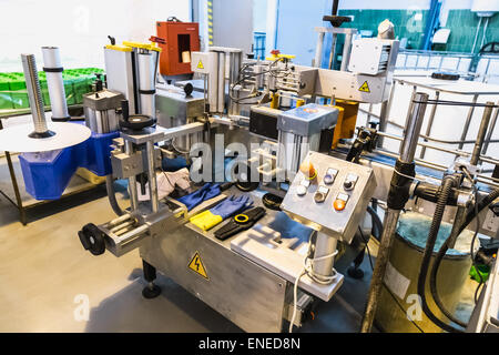 Automatico linea di imballaggio del convogliatore. E farmaceutica industria chimica. Fabbricazione in fabbrica Foto Stock