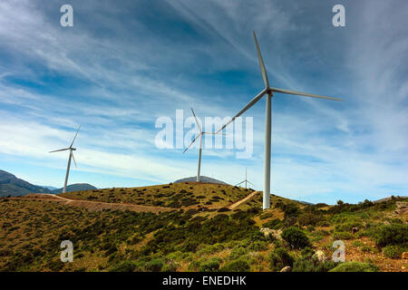 Le turbine eoliche sulla cresta della montagna, Peloponneso, Grecia Foto Stock