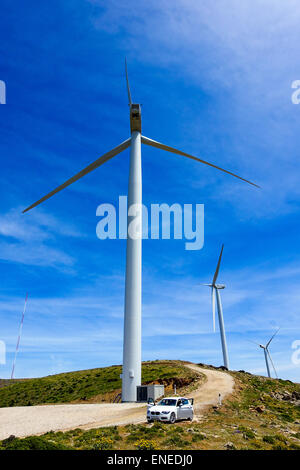 Le turbine eoliche sulla cresta della montagna, Peloponneso, Grecia Foto Stock