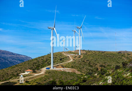 Le turbine eoliche sulla cresta della montagna, Peloponneso, Grecia Foto Stock