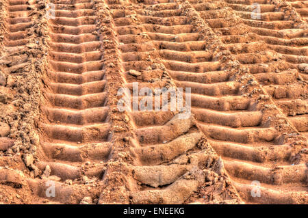 Un sacco di profonde tracce del carrello sulla sabbia Foto Stock