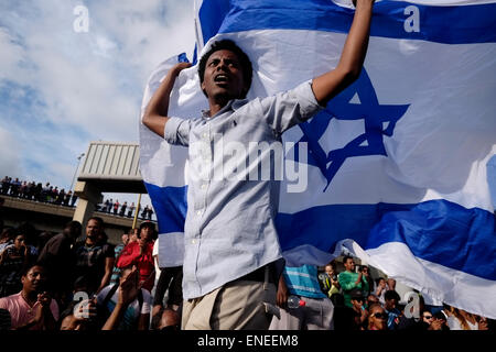 Tel Aviv - Israele, 03.05.2015 Membri della Beta Israele comunità noto anche come ebrei etiopi che protestavano a Tel Aviv contro il razzismo dentro la società israeliana e la brutalità della polizia il 03 maggio 2015. La violenza ha travolto nel centro di Tel Aviv domenica notte, come un anti-polizia brutalità protesta da parte di Ethiopian-Israelis filata fuori controllo, con manifestanti lanciando sassi e bottiglie alla polizia che sparò stordire granate e caricato il quadrato ripetutamente sul dorso di un cavallo. Foto Stock