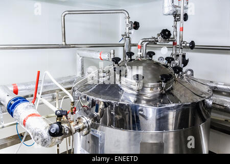 La caldaia di acqua o serbatoio su industria farmaceutica o impianto chimico Foto Stock