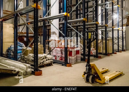 Magazzino interno con gli scaffali vuoti sulla fabbrica o impianto Foto Stock