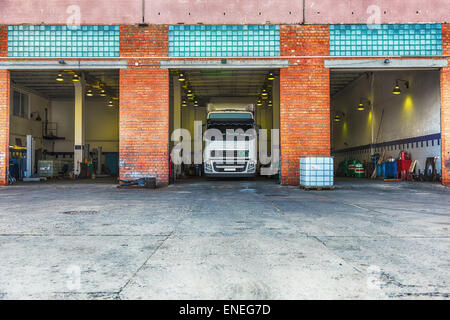 Carrello o camion in riparazione shop service garage Foto Stock