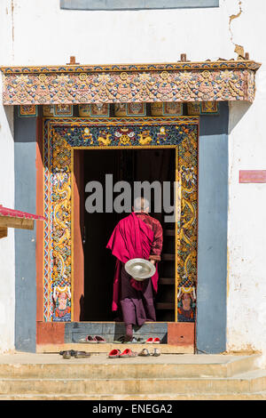 Monaco in porta, Gangtey Monastero, Phobjikha Valley, Western Bhutan - Asia Foto Stock