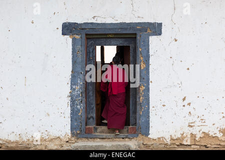 Monaco in porta, Gangtey Monastero, Phobjikha Valley, Western Bhutan - Asia Foto Stock