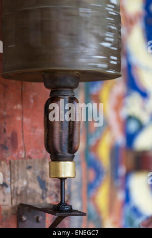 Preghiera ruota in movimento in ingresso al monastero Gangtey, Phobjikha Valley, Western Bhutan - Asia Foto Stock