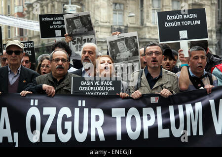 Istanbul, Turchia. Il 3 maggio, 2015. 3 maggio 2015 - I giornalisti hanno protestato contro la pressione sulla stampa da parte della sentenza governo AKP durante la giornata mondiale della libertà di stampa in Istanbul. Alcuni 21 giornalisti sono ancora in carcere in Turchia. © Tumay Berkin/ZUMA filo/ZUMAPRESS.com/Alamy Live News Foto Stock