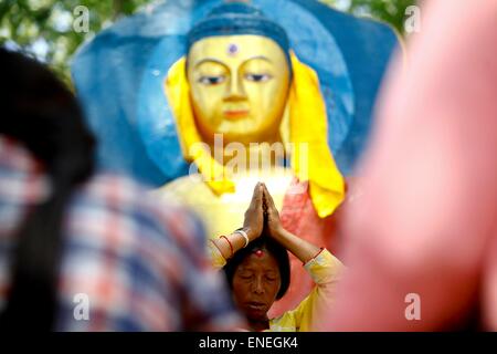 Kathmandu, Nepal. Il 4 maggio, 2015. Un Buddista Nepalese donna offre preghiere per contrassegnare il Buddha Jayanti festival in Kathmandu, Nepal, 4 maggio 2015. Il Buddha Jayanti, talvolta denominata in modo informale "Buddha il compleanno", è un giorno santo osservato dai buddisti in molti paesi asiatici per contrassegnare la nascita, l'illuminazione e la morte di Gautama Buddha il giorno della luna piena in maggio. © Pratap Thapa/Xinhua/Alamy Live News Foto Stock