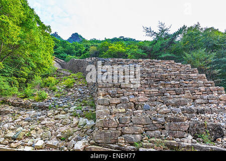 Grande e lungo il vecchio muro di pietra antico monumento storico nel parco nazionale della Corea del Sud Foto Stock