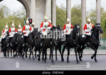 Uso domestico Calvario attraversare una strada trafficata in London Inghilterra England Foto Stock