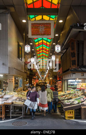 La gente nel trafficato mercato Nishiki, Kyoto, Kansai, Giappone Foto Stock