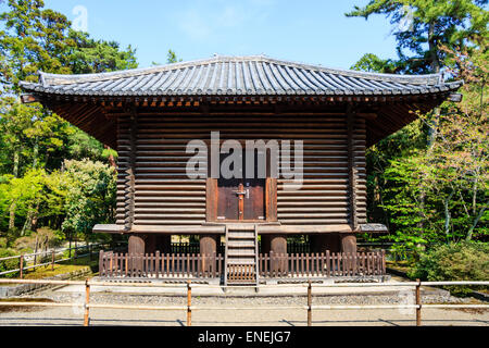 Edificio in legno di legno, kyōzō del VIII secolo, negozio, casa del tesoro, un deposito per i sutra, al tempio Toshodai a Nara in Giappone. Foto Stock