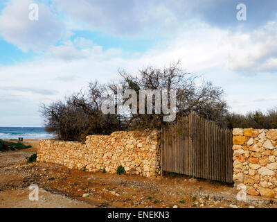 Muro di pietra vicino a Ramia bay - Gozo, Malta Foto Stock