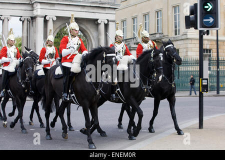 Uso domestico Calvario attraversare una strada trafficata in London Inghilterra England Foto Stock