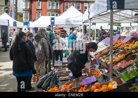 Persone ad acquistare frutta e verdura a Morpeth famer il mercato , North East England, Regno Unito Foto Stock