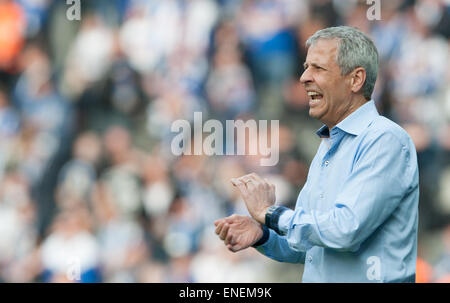 Berlino, Germania. 03 Maggio, 2015. Capo allenatore Lucien Favre del Borussia Moenchengladbach reagisce durante la Bundesliga tedesca partita di calcio Hertha BSC e il Borussia Moenchengladbach allo stadio Olimpico di Berlino, Germania, 03 maggio 2015. Foto: Oliver Mehlis/dpa/Alamy Live News Foto Stock