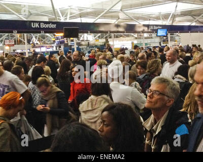 Stanstead, Regno Unito. Xxv Aprile 2015. Un folto gruppo di passeggeri in arrivo attendere al controllo passaporti. Foto Stock