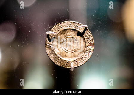 Piccolo trova 1300s - 1500s archeologo sul Tamigi, scavi e detectorists metallo sul tamigi foreshore, hanno trovato migliaia di piccoli oggetti di metallo, giocattoli e ufficiale di sigilli di piombo da stoffa, badge e gioielli. Il museo di Londra, Inghilterra Foto Stock