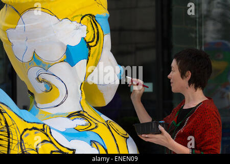 Colorate in vetroresina verniciata modello animale di scultura di anatra, Liverpool, Merseyside, 4rd, 2015. Elmear Kavanagh, mixed media artist, pittura la sua Beatles I fantastici quattro, anatra a tema al centro fiume Festival progetto. Un team di artisti è la decorazione di un host di gigante anatre in vista del pubblico presso l'isola di Mann lo sviluppo.Il Liverpool Duck Trail, commissionato da AquaDucked, sta per essere lanciato su LightNight per mostrare la vibrante viva la creatività in Liverpool. Foto Stock