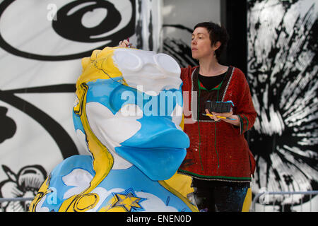 Liverpool, Merseyside, 4rd, 2015. Elmear Kavanagh, mixed media artist, pittura la sua Beatles I fantastici quattro, anatra a tema al centro fiume Festival progetto. Un team di artisti è la decorazione di un host di gigante anatre in vista del pubblico presso l'isola di Mann lo sviluppo.Il Liverpool Duck Trail, commissionato da AquaDucked, sta per essere lanciato su LightNight per mostrare la vibrante viva la creatività in Liverpool nonché per raccogliere fondi e la sensibilizzazione per la Macmillan Cancer Support. Un concorso è stato tenuto per sarebbero i partecipanti che in precedenza aveva a presentare progetti per l'approvazione. Foto Stock