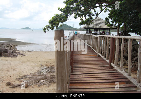 Spiaggia al villaggio di pescatori di Koh Isola Phithak durante la tempesta di pioggia in Lang Suan, Chumphon Thailandia. Foto Stock