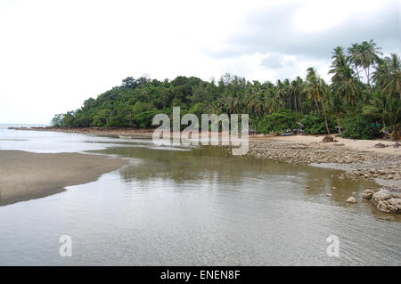 Spiaggia al villaggio di pescatori di Koh Isola Phithak durante la tempesta di pioggia in Lang Suan, Chumphon Thailandia. Foto Stock